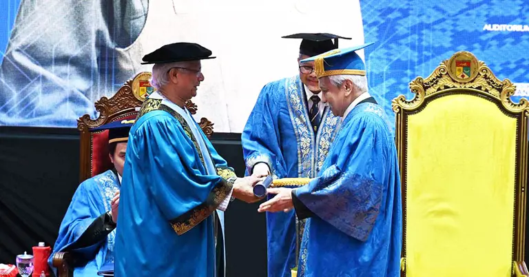 বিশ্ববিদ্যালয় কর্তৃপক্ষের কাছ থেকে ডিগ্রি সনদ নিচ্ছেন ড. ইউনূস